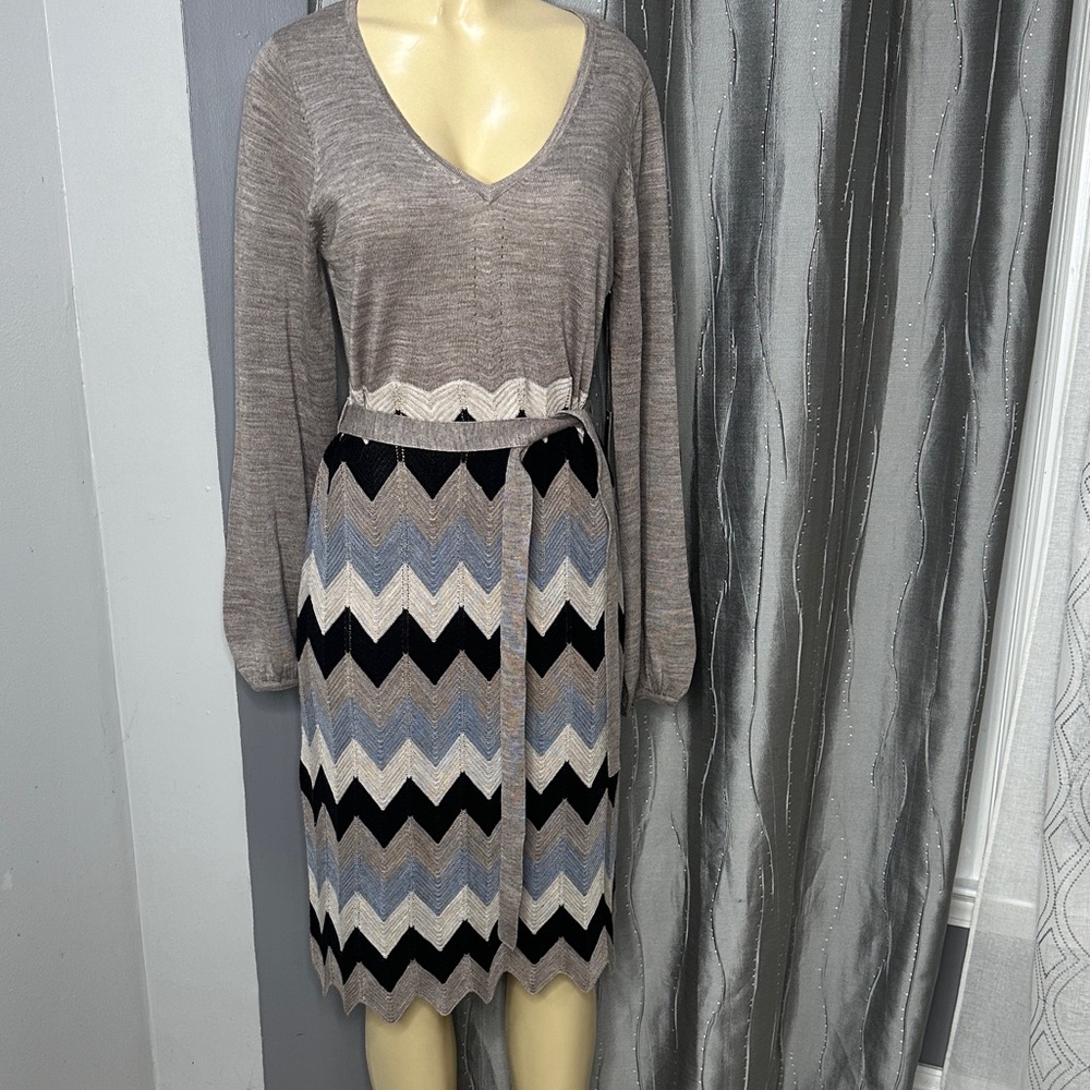 BCBGMaxAzria Sz L Women’s Taupe Knit Dress V neck